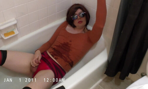Katie Kross Pisses in Tub