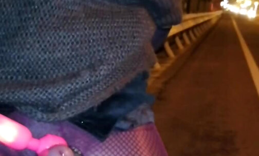 Sexy buttocks short skirt beat the cock on the side of the road until ejaculation