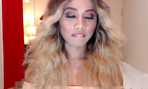 Beautiful blonde trans wanks off on webcam